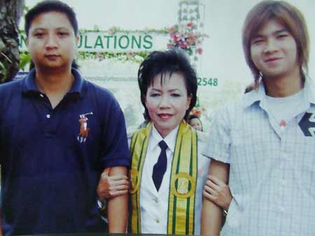 ศิวรักษ์  ชุติพงษ์ และครอบครัว วิศวกรชาวไทยที่ถูกกัมพูชาจับ