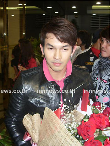 อั้ม อธิชาติ