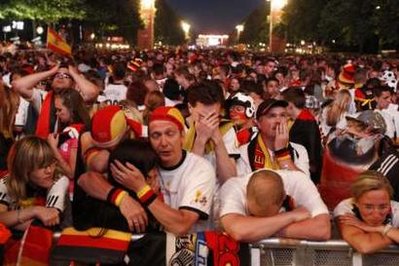 แฟนบอลเยอรมันเศร้า หลังเยอรมันแพ้สเปน 
