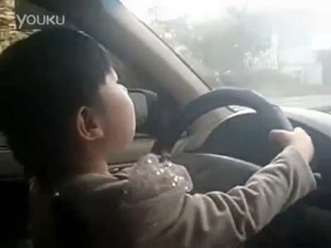 อึ้ง! พ่อจีนปล่อยลูกสาว 4 ขวบขับรถบนถนน