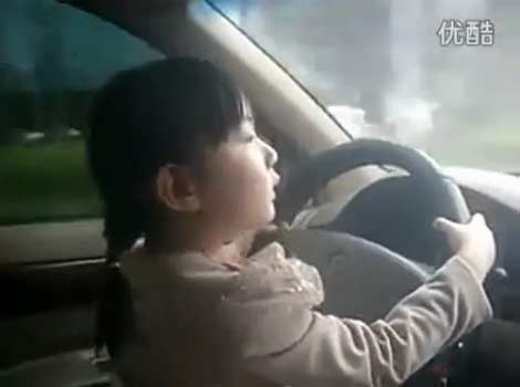อึ้ง! พ่อจีนปล่อยลูกสาว 4 ขวบขับรถบนถนน
