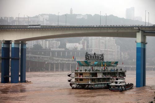 เรือโดยสารล่มหลังชนเรือภัตตาคารในจีน