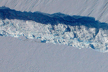 นักวิทย์ตะลึง! พบธารน้ำแข็งกำลังแตกจากขั้วโลกใต้