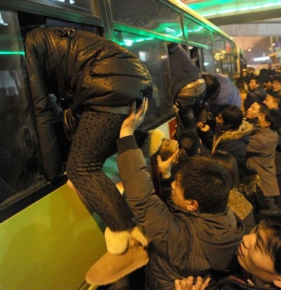 รีบไปป่ะ? ฝูงชนชาวจีนแห่ปีนขึ้นหน้าต่างรถเมล์