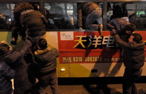 รีบไปป่ะ? ฝูงชนชาวจีนแห่ปีนขึ้นหน้าต่างรถเมล์
