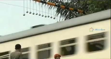 อินโดฯ งัดไม้เด็ด ใช้ไม้กวาดเน่าปราบคนนั่งหลังคารถไฟ