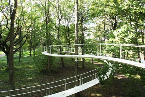 สะพานลอยฟ้าในสวน ทางเดินสู่ธรรมชาติอันแสนสงบ