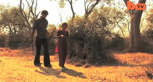 เด็กหญิงอินเดียใช้ชีวิตอยู่กับงูเห่า 6 ตัว