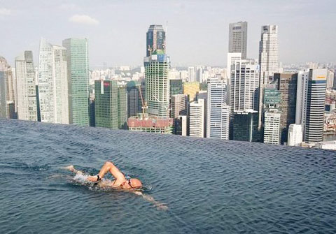สิงคโปร์ สระว่ายน้ำที่สูงที่สุดในโลก