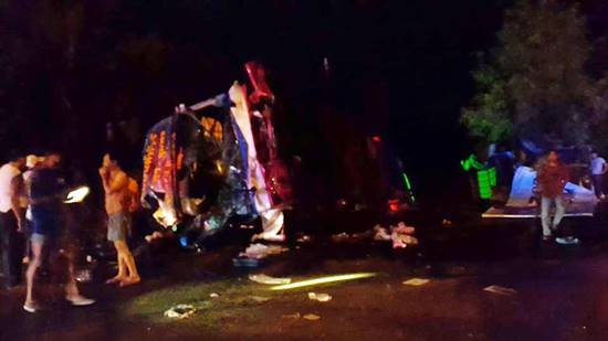 รถทัวร์นำเที่ยวเสียหลักพลิกคว่ำเพชรบุรี ตาย 6 เจ็บกว่า 20 ราย