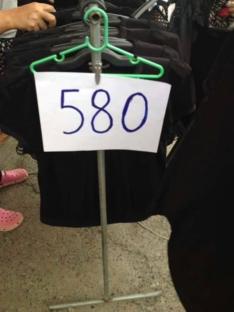 อึ้ง ! ร้านค้าฉวยโอกาสขึ้นราคาเสื้อสีดำ ราคาพุ่งสูงถึง 580 บาท 