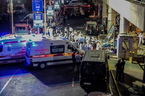 ตุรกีสลด คนร้ายกราดยิง-บึ้มฆ่าตัวตายในสนามบิน ดับแล้ว 36 ราย เจ็บนับร้อย