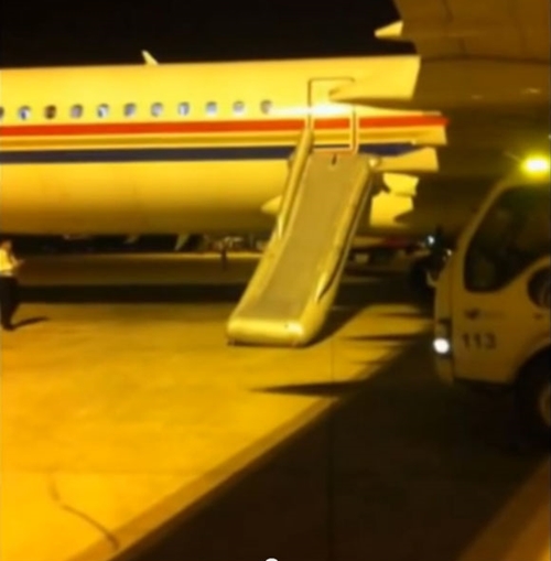 ชายจีนสุดเกรียนเปิดประตูทางออกฉุกเฉินเพื่อลงจากเครื่องบิน