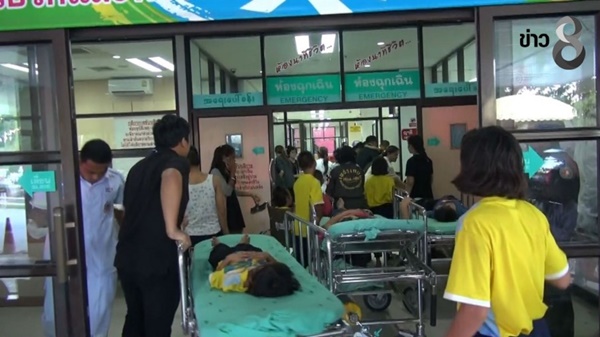 หามส่งนักเรียนไทยภูเขาเกือบ 100 ชีวิตส่งโรงพยาบาล หลังอาหารเป็นพิษ