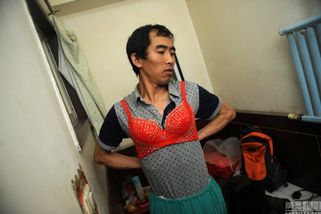 พ่อจีนยอมแต่งหญิง ยืนขอบริจาคเงินรักษาลูกชายป่วยลูคีเมีย