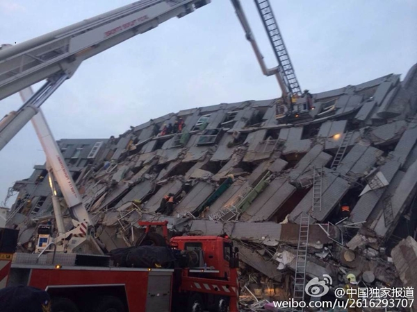 ประมวลภาพ-คลิปแผ่นดินไหว 6.4 เขย่าไต้หวัน โศกนาฏกรรมรับตรุษจีน