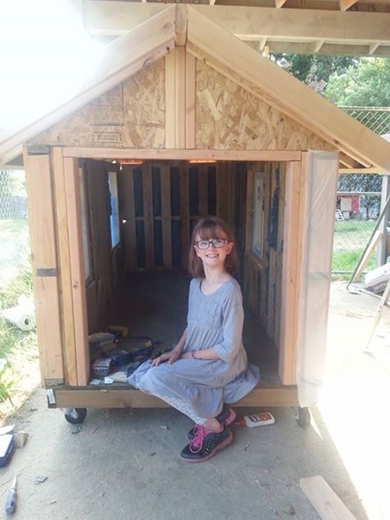 ฮีโร่คนเก่ง เด็กหญิงทุ่มสุดตัวสร้างบ้าน-ปลูกผักฟรี ให้คนไร้บ้าน