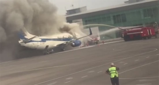 ระทึกทั้งสนามบิน ไฟไหม้เครื่องบินโบอิ้งขณะผู้โดยสารกำลังขึ้นเครื่อง