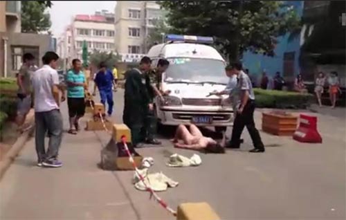 หญิงจีนเปลือยนอนขวางรถพยาบาล หลังขับรถชนคน