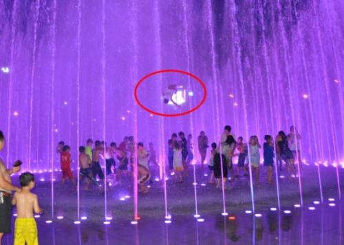เด็กจีนถูกน้ำพุจัดแสดงดันตัวลอย ก่อนกระแทกพื้นบาดเจ็บ