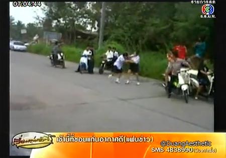 โผล่อีก! คลิปนักเรียนหญิงตบตีกันแย่งผู้ชาย