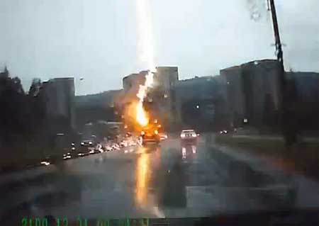 ฟ้าผ่ารถขณะวิ่งบนถนนในรัสเซีย