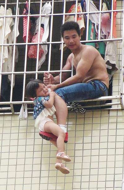 พ่อจีนโมโหภรรยา จับลูกหย่อนระเบียงชั้น 6