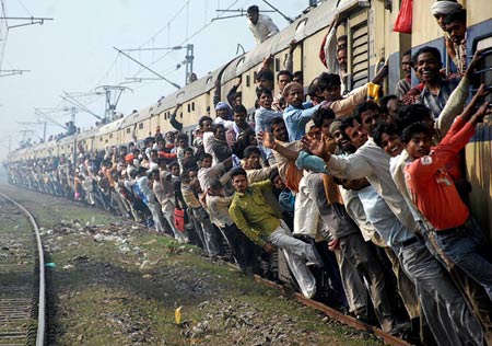 ลักษณะการโหนรถไฟนอกตัวรถของชาวอินเดีย