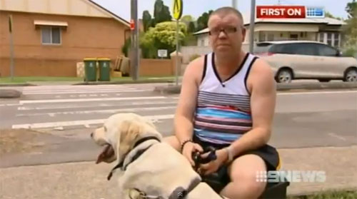 หนุ่มออสเตรเลียพยายามต่อยคนตาบอด
