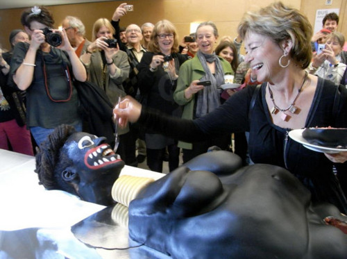 รมต.หญิงสวีเดน ถูกจวกเละ หลังตัดเค้กรูปสาวผิวดำเปลือย