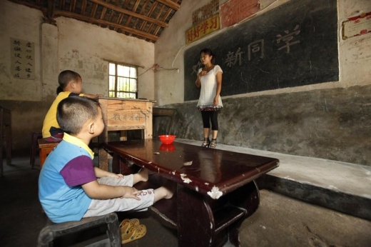 นักเรียนจีน ต้องแบกโต๊ะ-เก้าอี้ ไปเรียนเอง