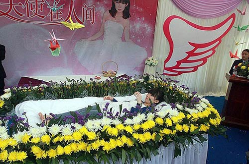 นักศึกษาจีนจัดงานศพให้ตัวเอง 