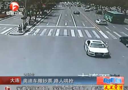 คนขับรถจีนโปรยแบงก์แจกกลางถนน