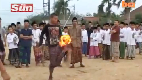 เด็กอินโดนีเซีย เตะ ลูกบอลจุดไฟ ด้วยเท้าเปล่า