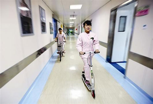 นางพยาบาลจีนใช้สกูตเตอร์