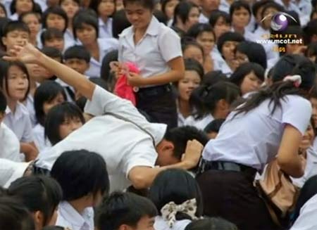 นักศึกษาเทคนิคจันทบุรีนับสิบ ของขึ้นกลางพิธีไหว้ครู