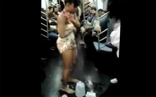 หญิงมะกันฉี่-อาบน้ำบนรถไฟใต้ดิน