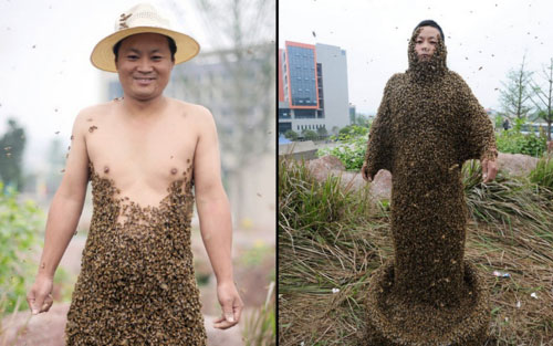หนุ่มจีนยิ้มร่า ยืนให้ผึ้งเกาะร่างกว่า 3 แสนตัว