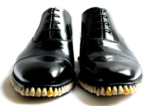 รองเท้าหนังประดับฟัน