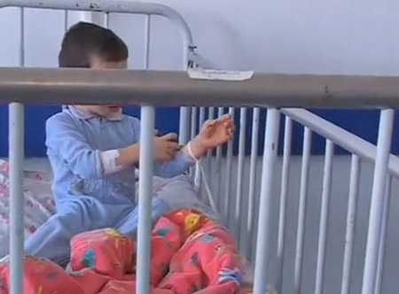 โรงพยาบาลโรมาเนีย ผูกผู้ป่วยเด็กไว้กับเตียง