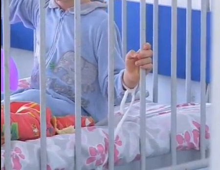 โรงพยาบาลโรมาเนีย ผูกผู้ป่วยเด็กไว้กับเตียง