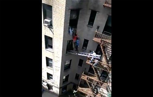 คลิปนาทีระทึก เพื่อนบ้านช่วยชายติดอยู่ในตึกไฟไหม้จนปลอดภัย