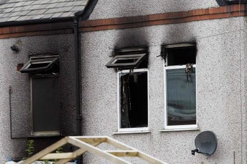 หญิงอังกฤษจุดไฟเผาบ้านดับ 5 ศพ หลังขัดแย้งเรื่องรถเข็นเด็ก