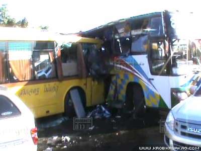 รถนักเรียนพุ่งชนรถบัสพนักงานบริษัท ที่ จ.ลพบุรี เจ็บ 36 สาหัส 1