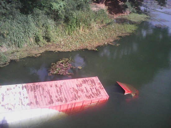 รถคอนเทนเนอร์ไปรษณีย์ไทย ยางระเบิด ตกแม่น้ำกุยบุรี