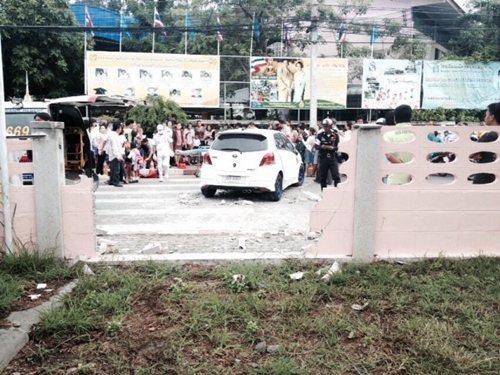 รถเก๋งชนทะลุกำแพง ก่อนพุ่งใส่นักเรียน ขณะเดินเข้าโรงเรียน