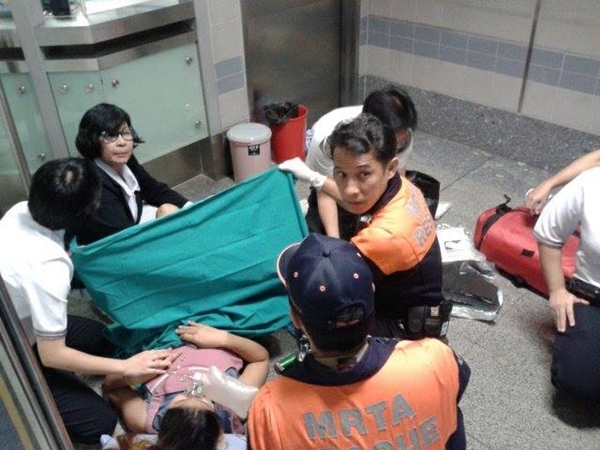คลอดลูกบน MRT สุขุมวิท