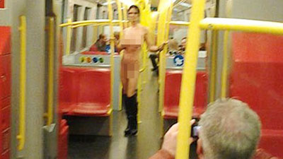 ผู้โดยสารสาวเปลือยกายบนรถไฟใต้ดินในออสเตรีย