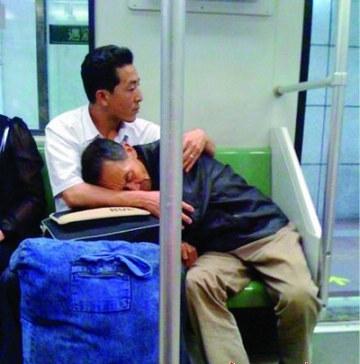 ชาวเน็ตซึ้ง! ภาพหนุ่มกตัญญูกอดพ่อหลับบนรถไฟฟ้า