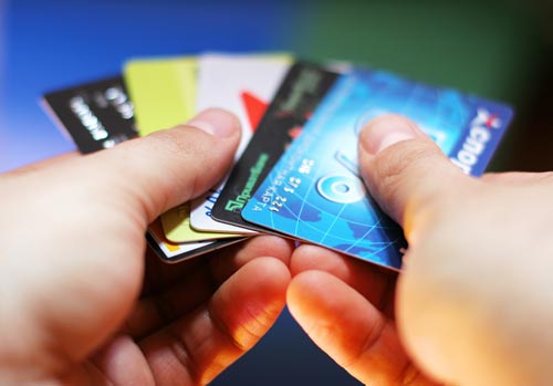 โพลเผย คนกรุงส่วนใหญ่ใช้บัตรเครดิต 2 ใบ กว่า 50% จ่ายขั้นต่ำ